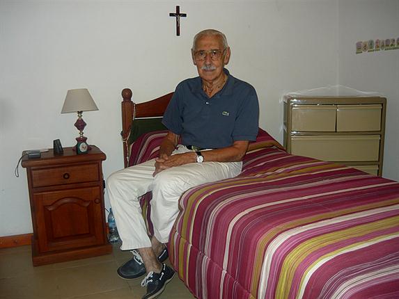 Un rilassato Videla con crocifisso, ritratto nella sua sua cella 