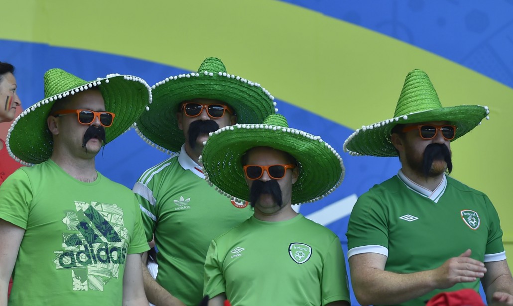 Sobri tifosi Irlandesi mascherati da Messicani