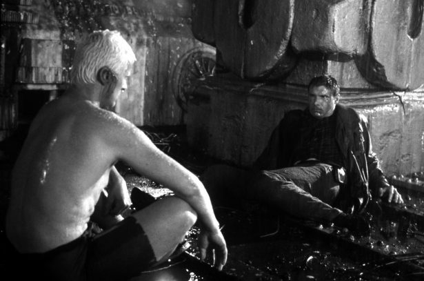 Foto di scena dello scontro finale fra Rutger Hauer / Roy Batty e Deckard/Harrison 