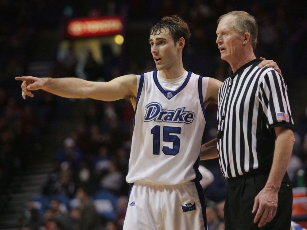 Adam Emmenecker parla con l'arbitro