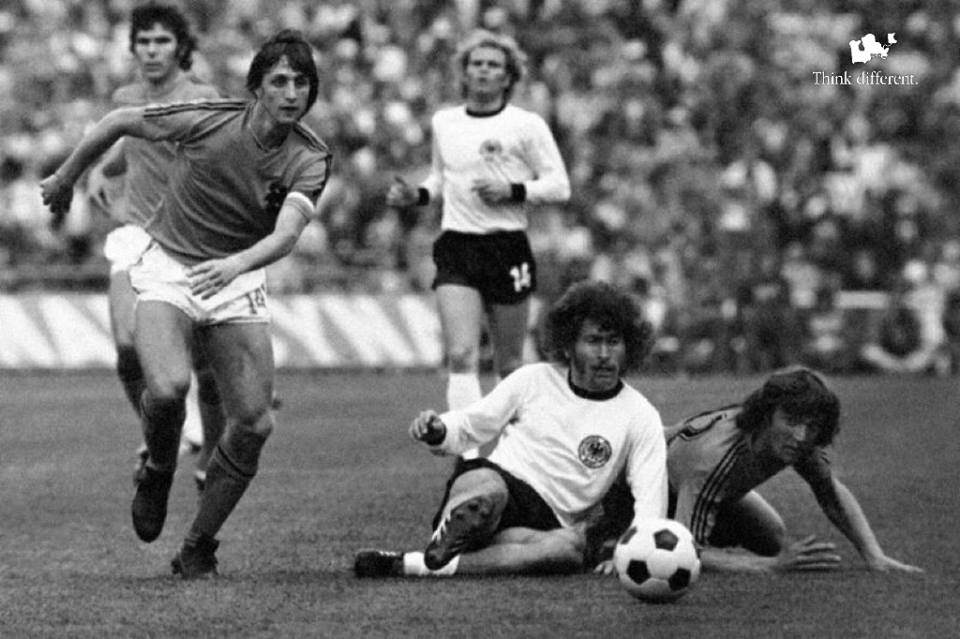 Johan Cruiff in azione contro la Germania dell'ovest