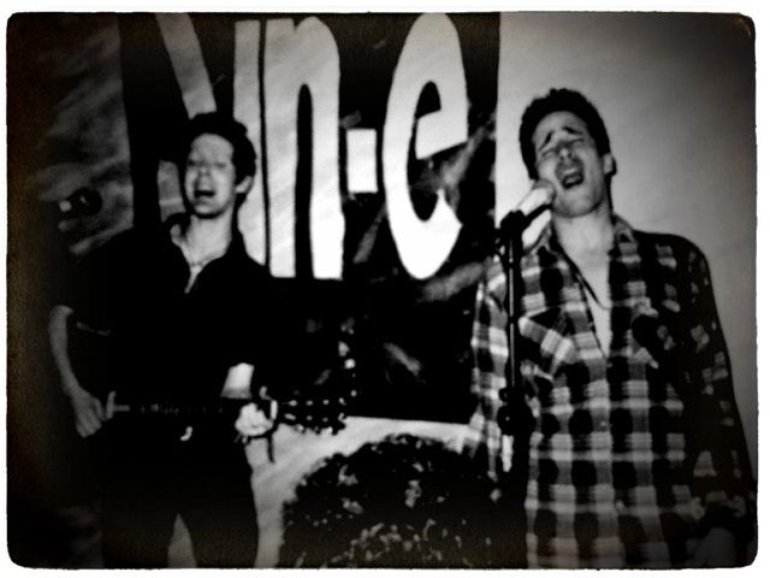 Raro scatto di Glen con Jeff sul palco dello Sin-é