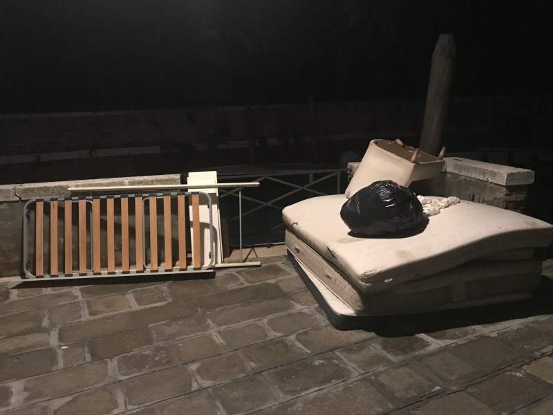 Quel che resta di una camera da letto dopo l'acqua alta